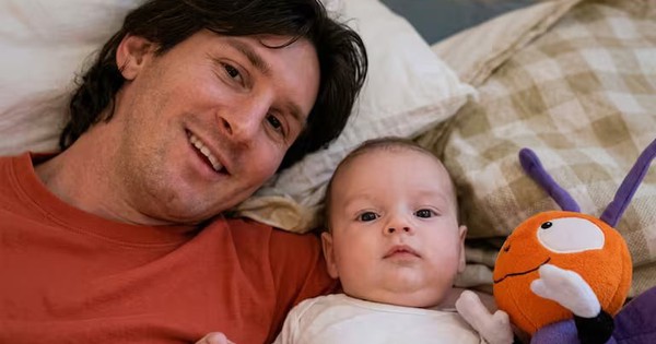 Cậu bé 1 tuổi nằm cạnh Messi cùng Tây Ban Nha đánh bại Argentina gây sốt