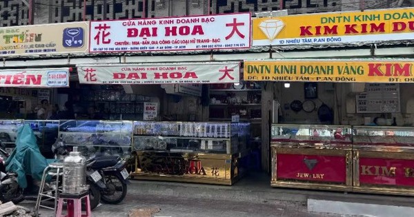 Người dân xếp hàng bán vàng, chịu lỗ cả chục triệu đồng/lượng: Khi nào kết thúc?