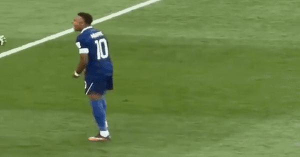 Hết trận vẫn còn xấu tính: Mbappe bị ném cả quả bóng vào lưng vì phớt lờ cái bắt tay của thủ môn Paraguay