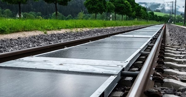 Biến đường ray thành nhà máy điện mặt trời