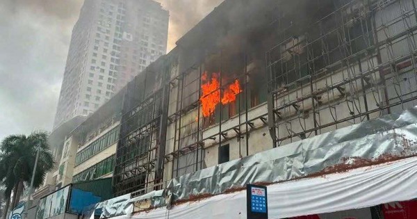 Cháy ngùn ngụt ở siêu thị điện máy cũ trên phố Hà Nội