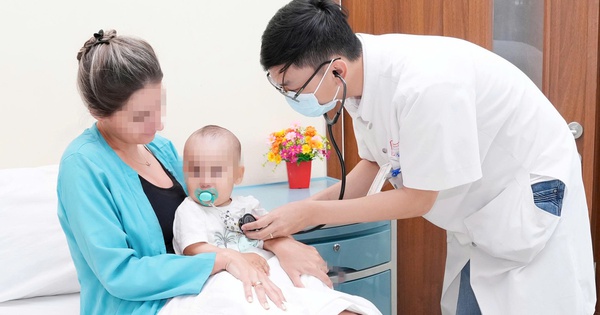 Cứu bệnh nhi 9 tháng tuổi người Kazakhstan nuốt phải kim băng đang bung mở