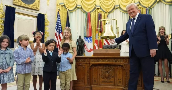 Tổng thống Trump rung chuông phiên giao dịch sàn chứng khoán từ Nhà Trắng, kỳ vọng bứt phá