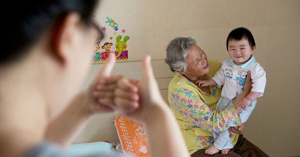 Dù tin hay không, gia đình nào có thêm cháu, người già đều sẽ có 4 sự thay đổi này