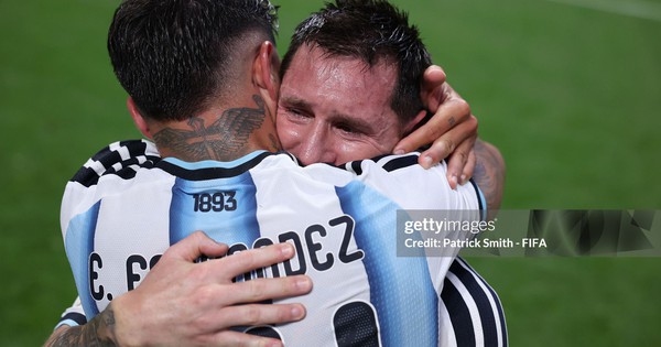 Messi khóc nức nở trong ngày cùng Argentina tạo nên cuộc ngược dòng thần thánh