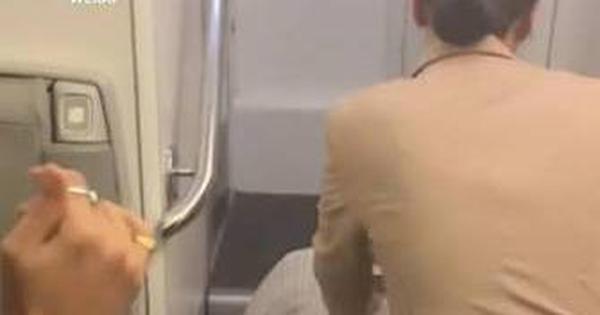 373 hành khách mắc kẹt 10 tiếng đồng hồ trong máy bay không bật điều hoà, có người ngất xỉu