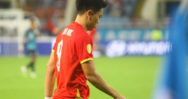 Đình Bắc thừa nhận chơi tệ, lên tiếng giữa đêm sau khi bị HLV Kim Sang-sik thay ra sớm