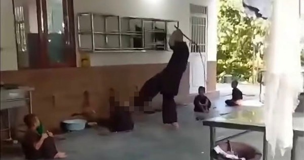 Gã đàn ông mặc áo nâu sòng đánh bé trai tàn bạo như thời trung cổ