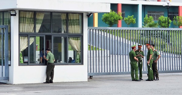 An ninh thắt chặt tại điểm thi trường THPT chuyên Tuyên Quang
