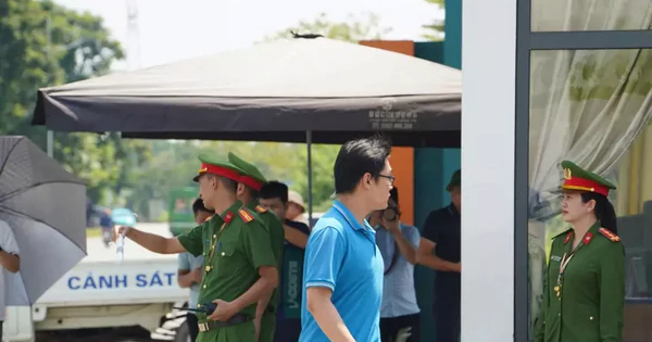 Thí sinh chuyên Tuyên Quang kết thúc thi Văn tốt nghiệp, vỡ oà cảm xúc