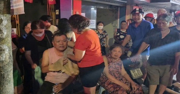 Cứu 4 người khỏi đám cháy cửa hàng thời trang ở Hà Nội