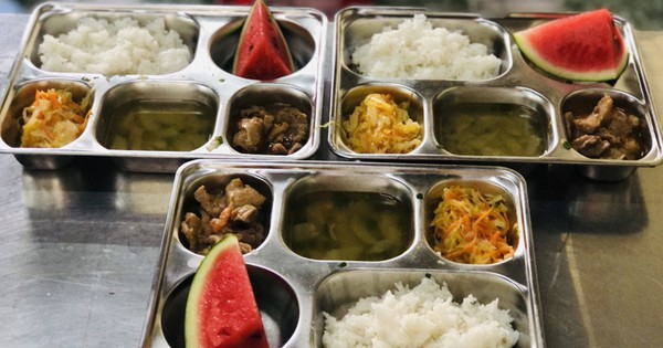 Tất cả các trường sắp phải công khai hình ảnh khay ăn thực tế của học sinh mỗi ngày để phụ huynh giám sát