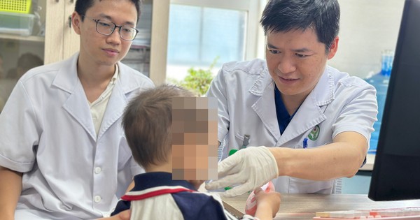 Bé trai 2 tuổi bị chó nhà cắn, vết thương sát động mạch cảnh đe dọa tính mạng