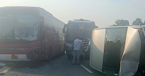 Xe khách đâm 2 ô tô trên cao tốc Nội Bài - Lào Cai