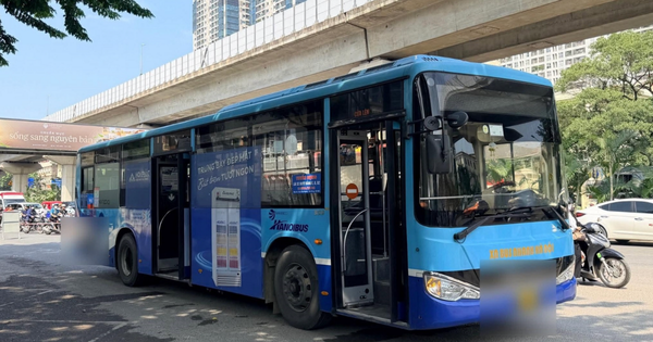 Xe buýt va chạm xe máy trên phố Hà Nội, một cháu bé tử vong