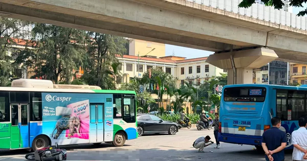 Hà Nội: Xe buýt va chạm xe máy, một cháu bé tử vong