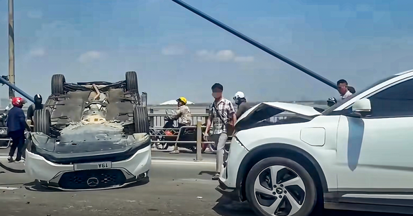 Hà Nội: Ô tô lật ngửa sau tai nạn liên hoàn trên cầu Nhật Tân