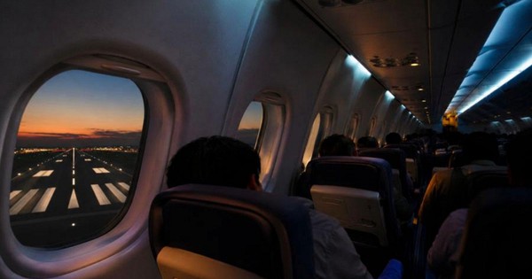 Vì sao đèn trên máy bay luôn được làm mờ khi cất cánh, hạ cánh?