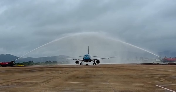 7h sáng nay - 19/8, đây là chuyến bay đầu tiên hạ cánh trên đường băng "nghìn tỷ" mới toanh tại sân bay Liên Khương