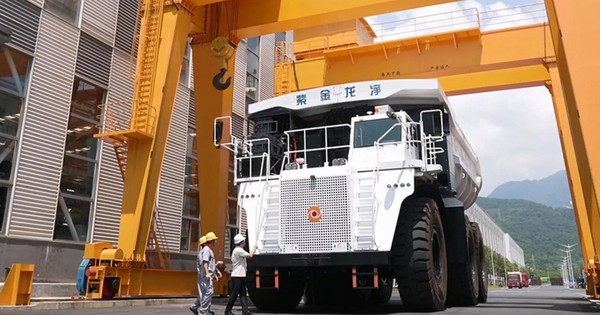 Xe tải khai mỏ thuần điện lớn nhất Trung Quốc: Nặng 350 tấn, pin 1.400 kWh