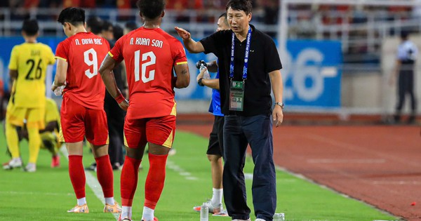 Báo chí Hàn Quốc nức nở khen ĐT Việt Nam: "Xuân Son là thần khí trong phép thuật của HLV Kim Sang-sik"
