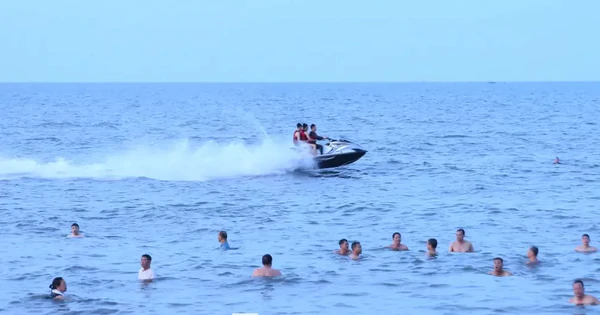 Đình chỉ hoạt động 3 doanh nghiệp mô tô nước ở Cửa Lò