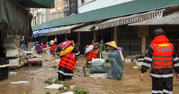 Mưa lớn nhấn chìm chợ đầu mối ở Lạng Sơn, gần 1.000 người xuyên đêm ứng cứu