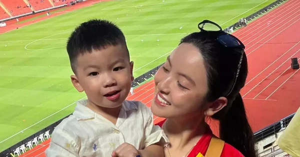 Chu Thanh Huyền hò hét khi Quang Hải nâng tỷ số 2-0