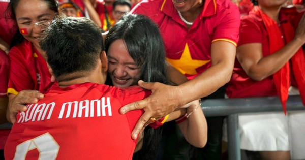 Xuân Mạnh hạnh phúc vỡ oà ôm mẹ và vợ, nàng WAG xứ Nghệ bật khóc ăn mừng ĐT Việt Nam thắng Thái Lan