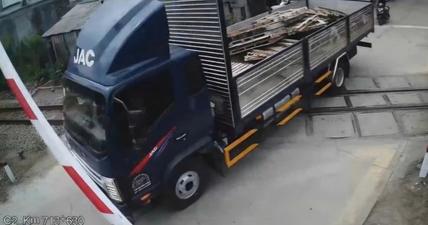 Xe tải vượt đường ray tông hỏng cần chắn, tài xế bị phạt 41,5 triệu đồng
