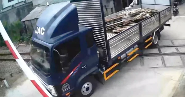 Vượt chắn tàu đang hạ, tài xế bị phạt hơn 41 triệu đồng