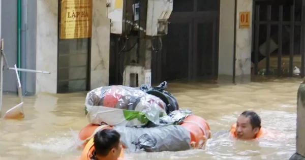 Nhà ngập đến mái, người dân Lạng Sơn bơi trên lũ để di tản