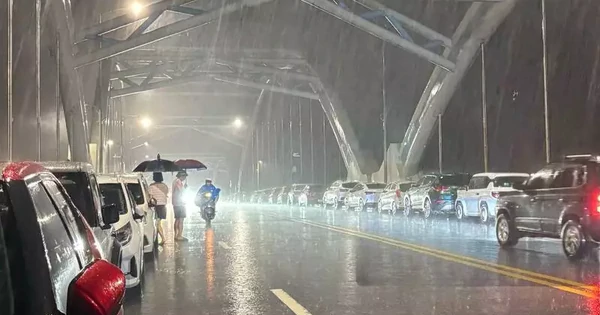 Thái Nguyên: Nước sông Cầu vượt báo động 2, người dân đưa ô tô lên cầu tránh ngập trong đêm