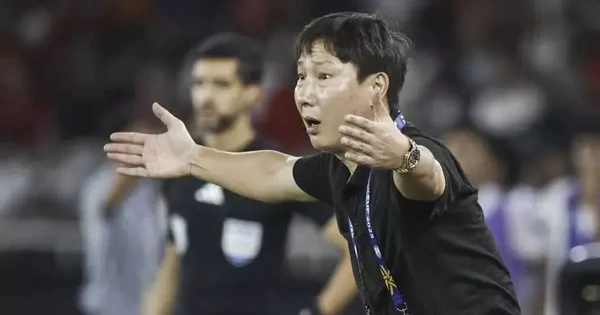 Báo Hàn Quốc: HLV Kim Sang-sik, từ kẻ bị xua đuổi tại Hàn Quốc đến người hùng ở Việt Nam