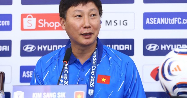 HLV Kim Sang-sik muốn Đình Bắc được truyền thông Hàn Quốc để mắt, tắt điện thoại vì bị xin vé quá nhiều