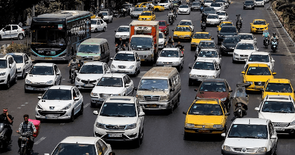 Bán chưa tới 1.000 đồng/lít xăng, nền kinh tế hơn 90 triệu dân đang thiếu nhiên liệu nghiêm trọng, hàng dài người xếp hàng chờ đổ xăng