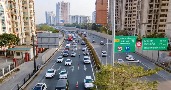Xử phạt lỗi không giữ khoảng cách trên cao tốc: Đi cách bao nhiêu mét thì đúng luật?