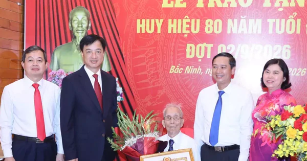 Trưởng Ban Tổ chức Trung ương Nguyễn Duy Ngọc trao Huy hiệu 80 năm tuổi Đảng ở Bắc Ninh