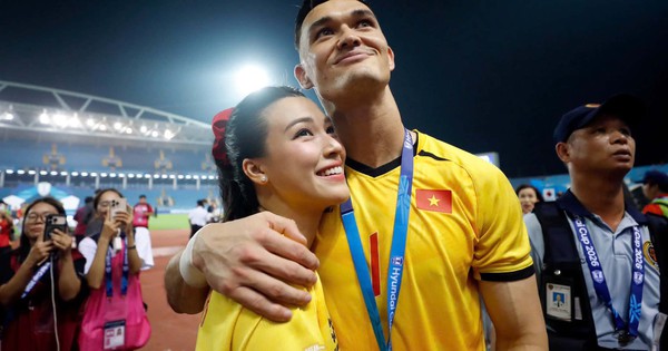 Lê Giang Patrik không nói yêu MC Hoàng Oanh nhưng mọi hành động đều là yêu trước hàng ngàn người ở sân Mỹ Đình
