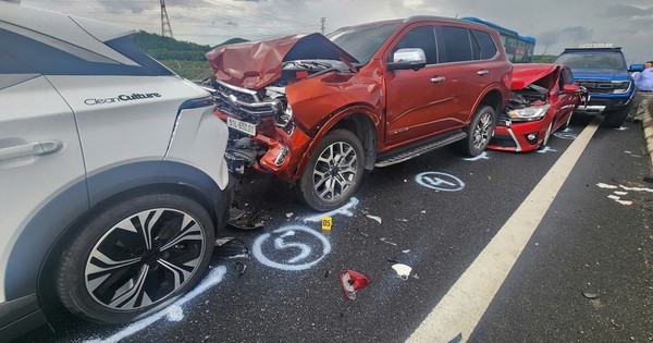 2 vụ tai nạn liên hoàn, 11 ô tô hư hỏng do lỗi duy trì khoảng cách trên cao tốc