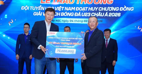 Chiếc xe máy đặc biệt HLV Kim Sang-sik được tặng sau chiến tích của U23 Việt Nam