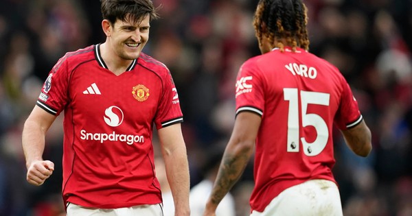 Vì sao Maguire chạm tay vào bóng, vẫn ghi bàn hợp lệ cho Man Utd?