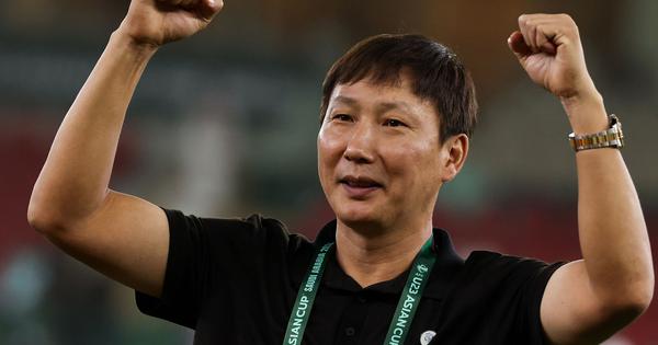 Báo Hàn Quốc: “Phép thuật của HLV Kim Sang-sik thật phi thường!”