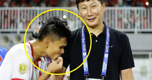 "Hành động lạ" của tuyển thủ Việt Nam gây bất ngờ với báo Hàn Quốc