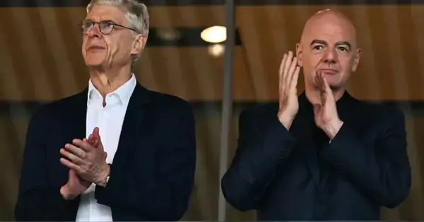Arsene Wenger cùng nhiều quan chức cấp cao FIFA quay lưng lại với chủ tịch Infantino
