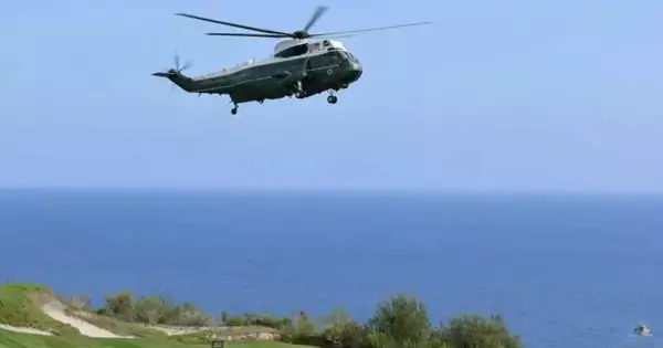 Khoảnh khắc nghẹt thở khi trực thăng chở Tổng thống Trump áp sát máy bay thương mại
