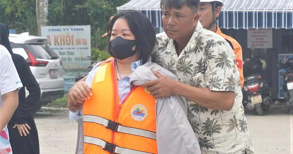 Cha òa khóc ôm con gái sống sót sau hơn 8 giờ trôi dạt trên biển: "Tôi nghĩ chẳng còn cơ hội nào nữa"