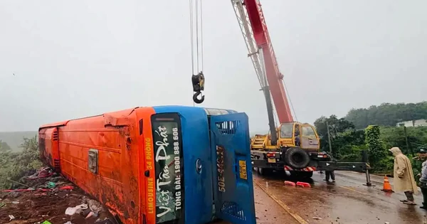 Người nhà tới nhận dạng 4 nạn nhân vụ lật xe khách ở Gia Lai