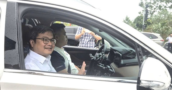 Phó Chủ tịch Hà Nội trải nghiệm ô tô tự lái