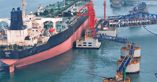 Giá dầu vượt 100 USD/thùng, một quốc gia có kho dự trữ hơn 1 tỷ thùng nắm trong tay khả năng chi phối thị trường